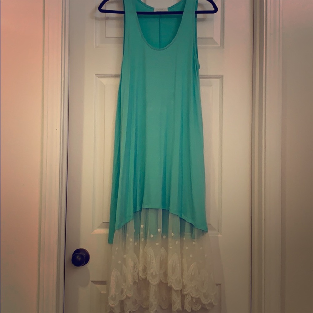 Beautiful dress with lace detail worn once